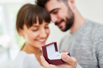 Mann mit Ringen macht Frau einen Heiratsantrag