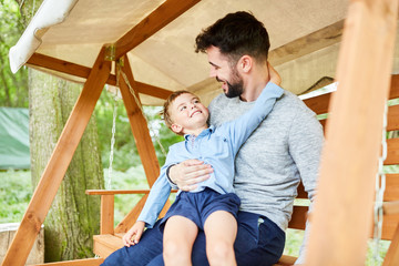 Junge albert mit seinem Vater herum