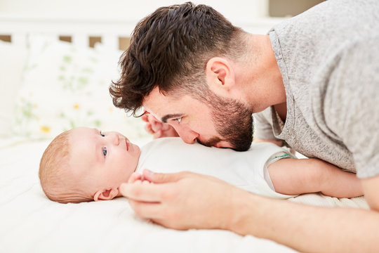Stolzer Vater küsst sein Baby liebevoll