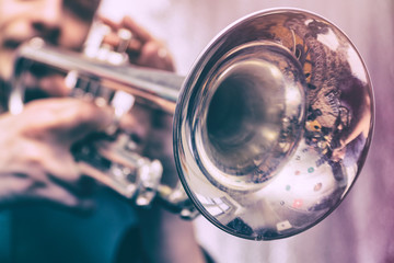 Trumpeter is playing on a silver trumpet - obrazy, fototapety, plakaty