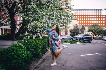Obraz premium spring walk on the city
