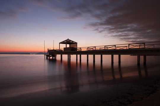 un ponton sur un plage du sud de la france