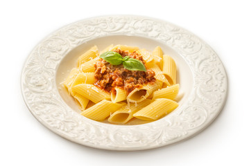 Piatto di penne rigate alla bolognese