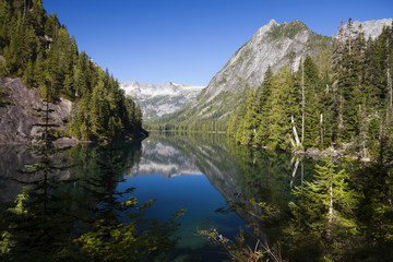 Idyllic view of Statlu Lake against mountains at forest