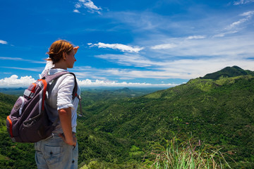 Naklejka premium Caucasian woman standing and looking on mountain and valley. Concept of travelling in Sri Lanka
