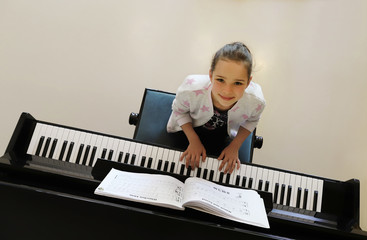 Siebenjähriges Mädchen spielt Klavier