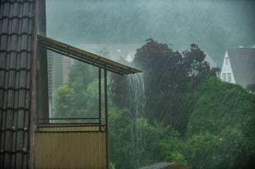 Heftiger Gewitterregen mit abfliessendem Wasser von Vordach