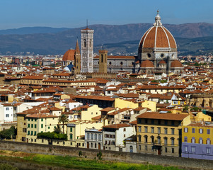 Obraz premium Overlook of the iconic medieval Cattedrale di Santa Maria del Fiore in Florence, Tuscany, Italy 