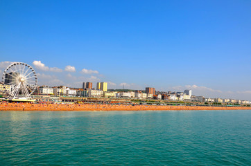 Obraz premium Panoramic view of Brighton beach and Brighton wheel in a sunny summer day.