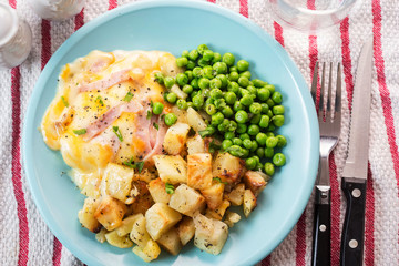 Chicken in cheese & ham sauce with parmentier potatoes and peas 