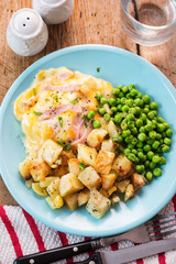 Chicken in cheese & ham sauce with parmentier potatoes and peas 