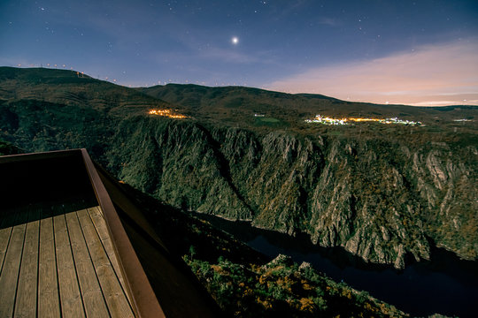 cielo nocturno en el cañon del Sil, Ribeira Sacra, Galicia, España