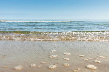 Kleine Wellen am Strand