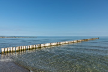 Ruhige Ostsee mit Buhnen