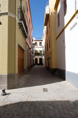 Fototapeta premium Licht und Schatten in den Gassen von Sevilla, Spanien (Andalusien)