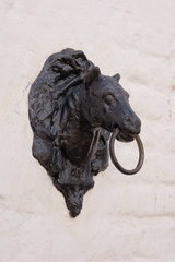 Fototapeta na wymiar Pferdekopf Skulptur in der Stierkampfarena von Sevilla, Spanien