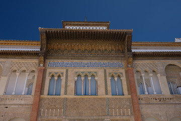 Fototapeta premium Blauer Himmel im Sommer mit Gebäude in Sevilla, Spanien 