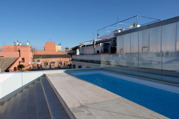 Pool auf einem Dach in Sevilla, Spanien