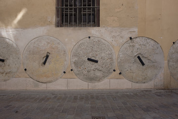 Mühlsteine in den Gassen von Sevilla, Spanien