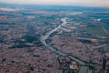 Blick aus dem Flugzeug auf Sevilla, Spanien (Andalusien)