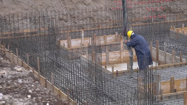 Impresa edile - costruzioni - operaio al lavoro