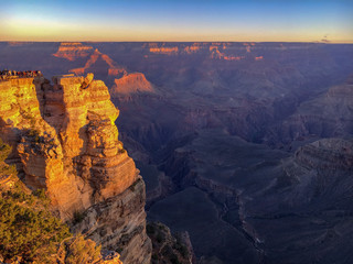 Fototapeta na wymiar Many people watching sunrise at Grand Canyon Mather Point