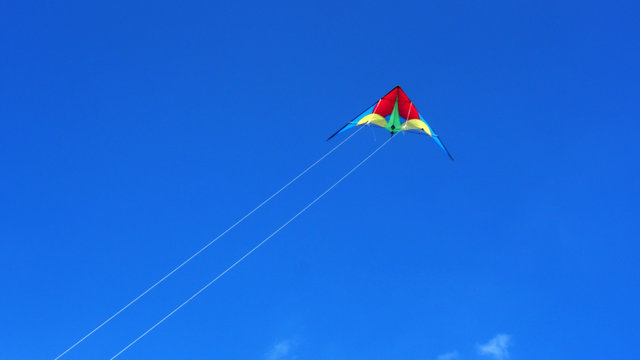 Bunter Lenkdrachen am Himmel