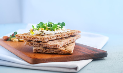 Crispbread with Cream Cheese and fresh herbs