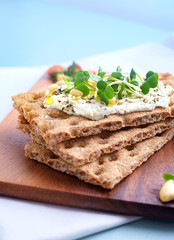 Crispbread with Cream Cheese and fresh herbs