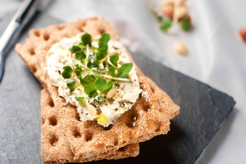 Crispbread with Cream Cheese and fresh herbs