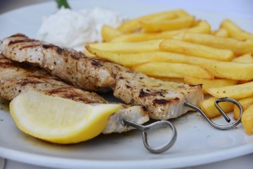 Fleischspieße mit Pommes