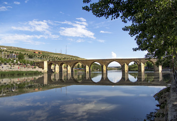Fototapeta premium Diyarbakir, Turkey historic ten-eyed bridge view(on gozlu kopru)