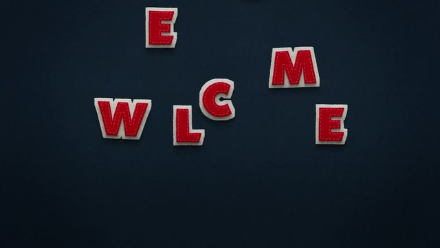 Das Wort Willkommen in Stop-Motion-Technik. Filz Textur