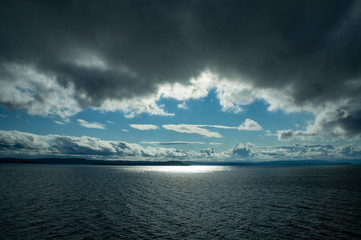 Obraz premium 雨上がりの雲の切れ間