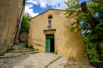 Petite église dans le village de Brantes, Provence, France. 