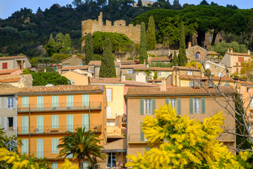 Vue sur le village et le château de Bormes les Mimosas. Provence, France. Photo verticale.