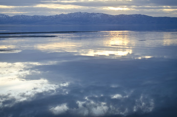 Fototapeta na wymiar The mirror reflection of the sunset at the great salt lake