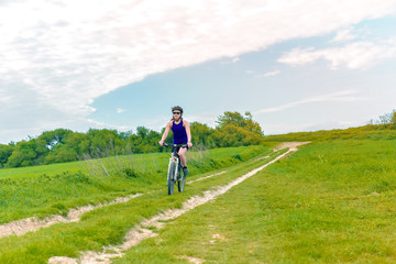 Fototapeta premium belle jeune fille en vtt
