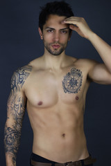 Fototapeta premium jeune homme sexy tatoué posant torse nue 