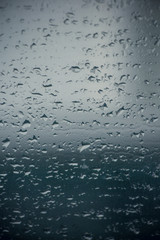 Water drops on the rear window of rain.
