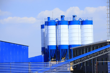 Concrete mixing tower