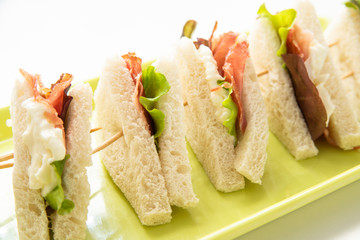 Tramezzini con speck, formaggio e verdura fresca