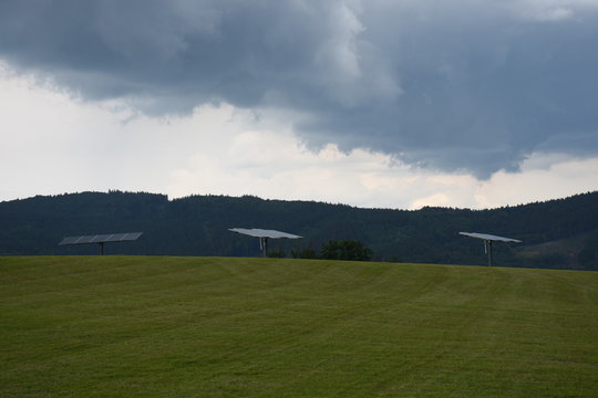 Photovoltaik, Elektrizit&auml;t, Strom, Sonnenenergie, Solar, Solarenergie, Panel, Sturm, Unwetter, Regen, Gewitter, Plattenberg, Laussa, Wiese, Berg, Ober&ouml;sterreich