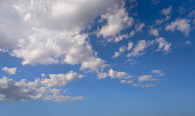 Obraz premium chmury cumulusów idealnie białe na niebieskim niebie