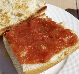 Pan con tomate. Pain grillé à la tomate fraiche