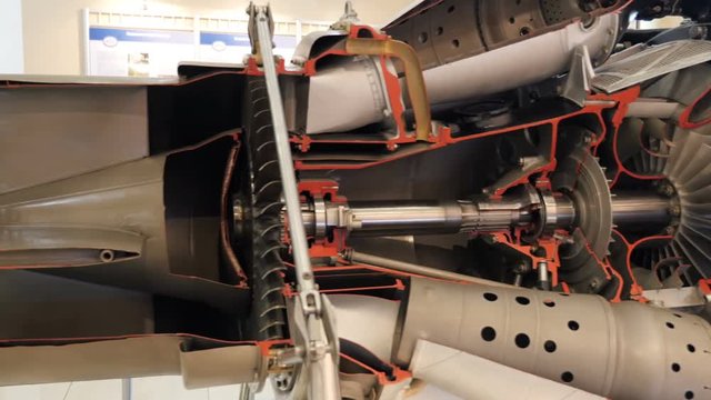 Turbine aircraft engine with internal structure elements
