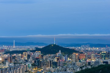 Obraz premium downtown of seoul city skyline night view in seoul, south korea