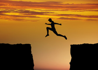 Mut und Fitness Konzept mit Sprung zwischen Felsen © Robert Kneschke