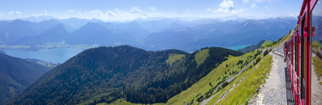 Fahrt mit der historischen Zahnraddampflok auf den Schafberg mit Blick auf den Wolfgangsee