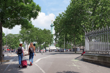 touristes et g&eacute;nie de la Bastille &agrave; Paris 